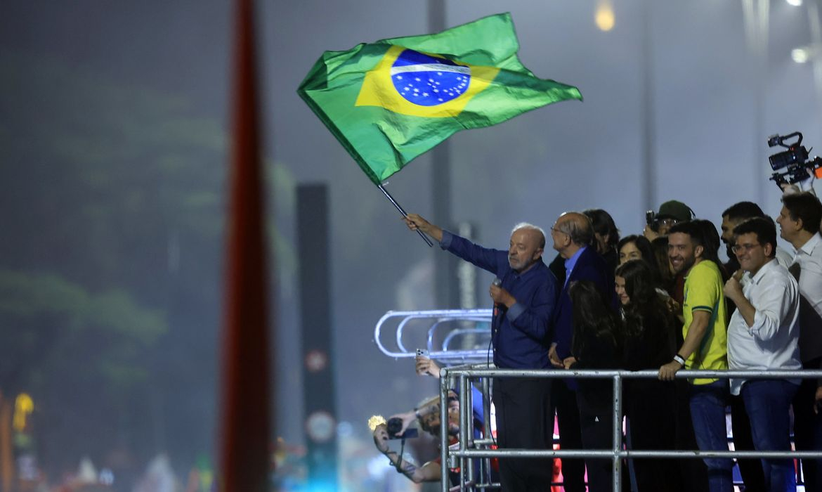 Brasileiros cruzam o país (e fronteiras) para votar e 2º turno tem menor abstenção em 20 anos