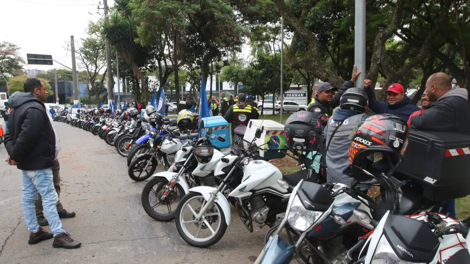 Governo prepara linha de crédito para motociclistas de aplicativos