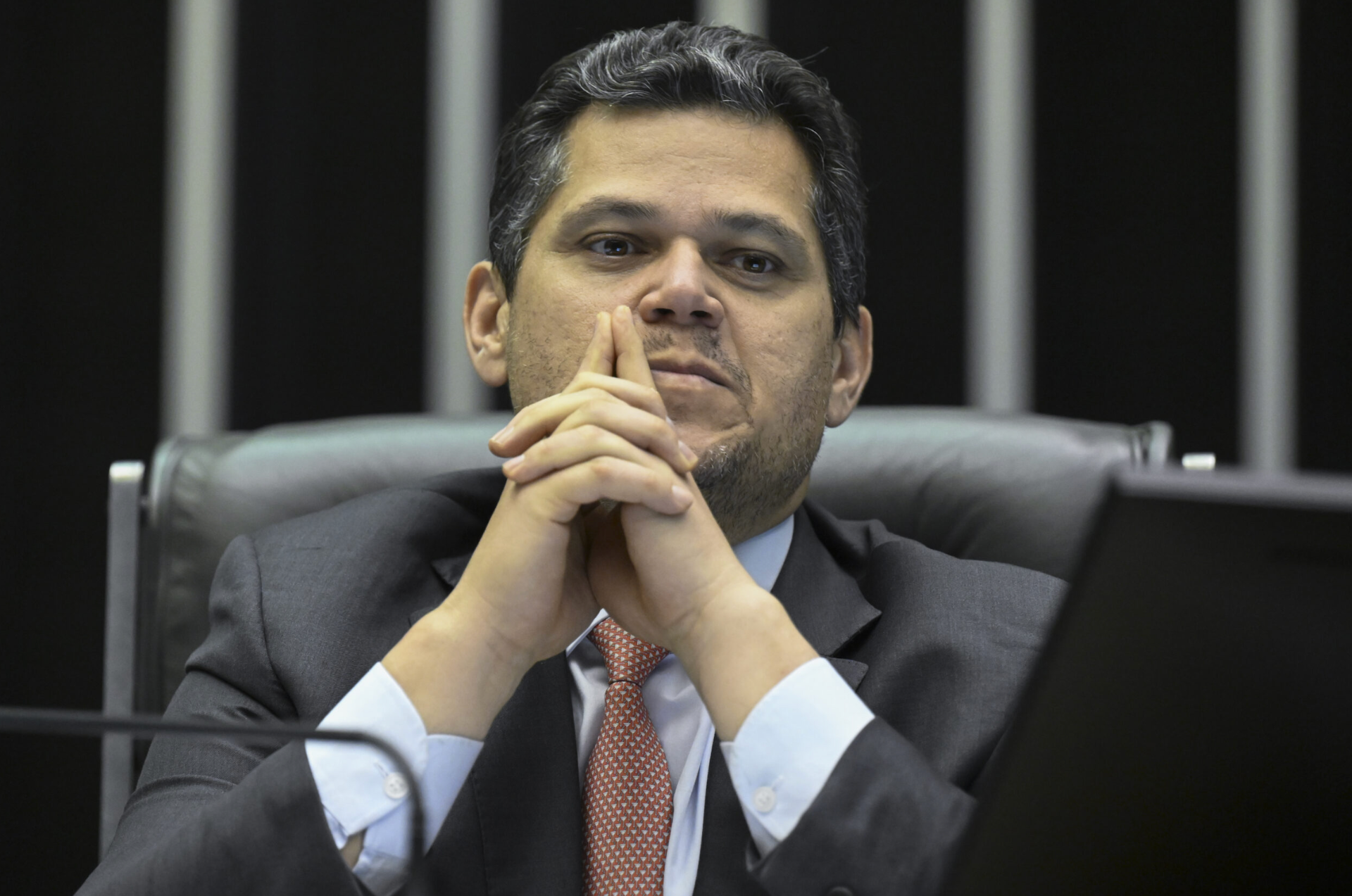 Na calada, Senado aprova projeto que dificulta aborto legal em crianças estupradas