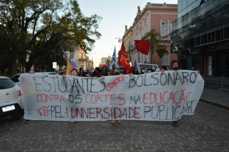 11 de agosto: Em Pelotas, estudantes ocupam as ruas contra os cortes na educação e em defesa da democracia