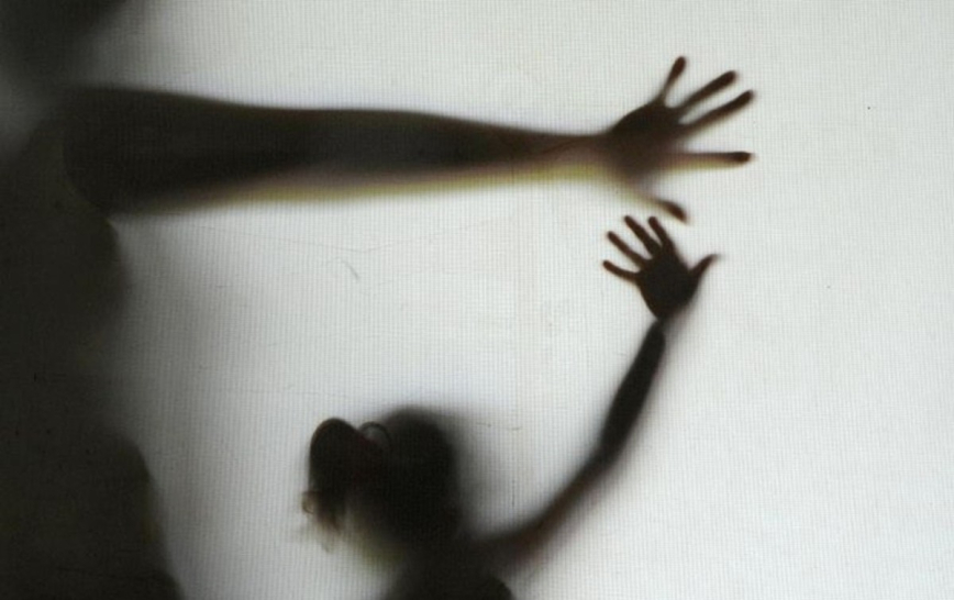 A cada hora, ao menos quatro meninas menores de 13 anos são vítimas de estupro no Brasil