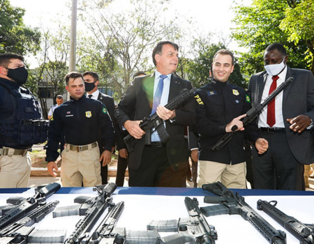 Após mais de 40 decretos de Bolsonaro, brasileiros compram 1.300 armas por dia