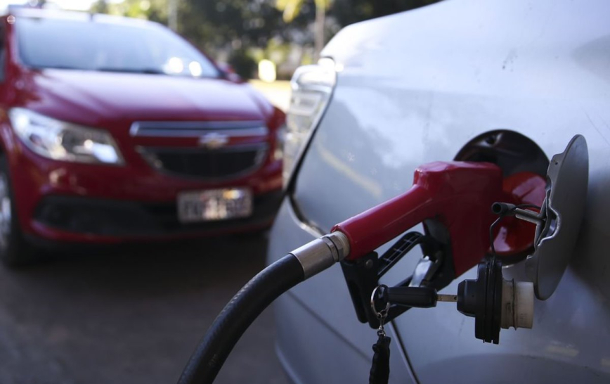 Com novo reajuste, gasolina acumula alta de 73,4% em 2021