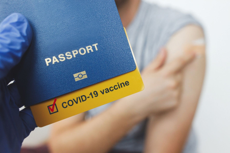 Exigência de passaporte da vacina cresce, mesmo sob ataque de negacionistas