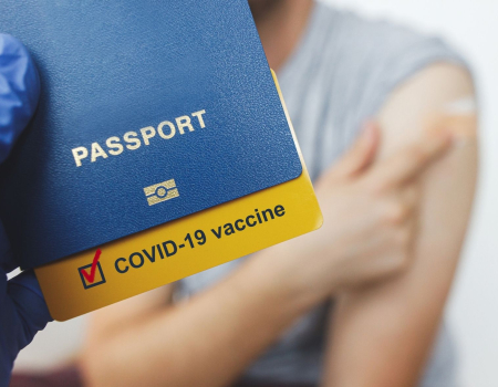 Exigência de passaporte da vacina cresce, mesmo sob ataque de negacionistas