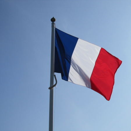 França se torna o primeiro país a incluir direito ao aborto na Constituição