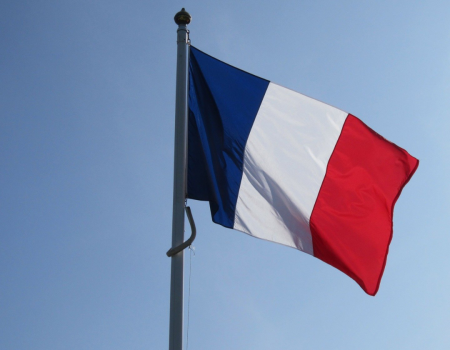 França se torna o primeiro país a incluir direito ao aborto na Constituição