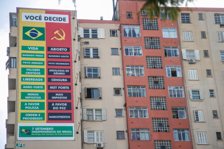 Vereadores notificam Justiça eleitoral sobre banners bolsonaristas em Porto Alegre