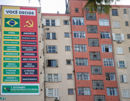 Vereadores notificam Justiça eleitoral sobre banners bolsonaristas em Porto Alegre